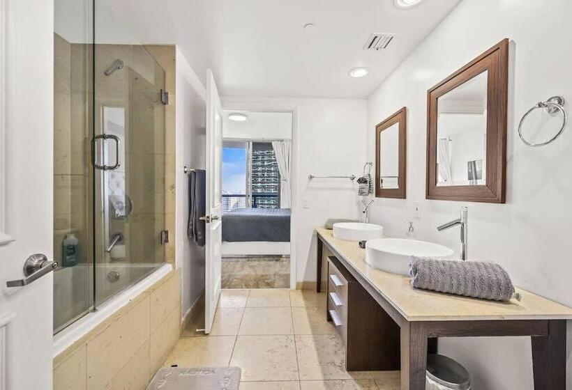 1 Bedroom Apartment Lake View, Icon & W Hotel / Waterfront / 20th Floor / Top Spa