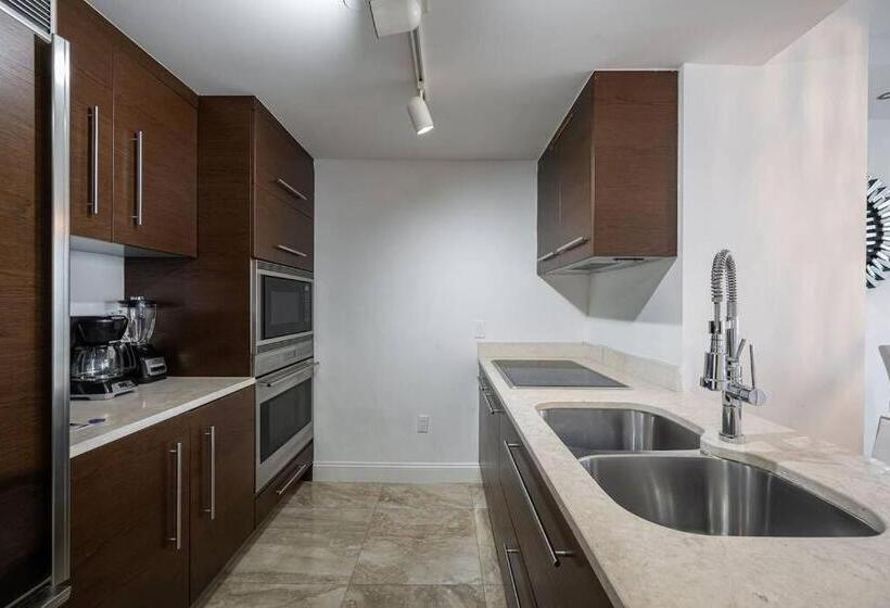 1 Bedroom Apartment Lake View, Icon & W Hotel / Waterfront / 20th Floor / Top Spa