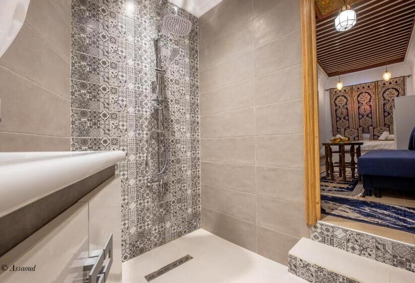 חדר דלוקס, Riad Bin Souaki