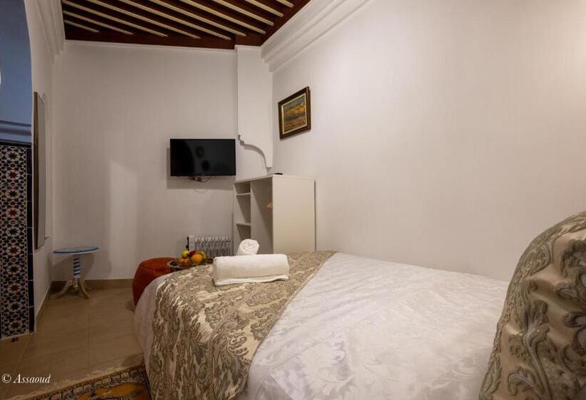 חדר דלוקס, Riad Bin Souaki
