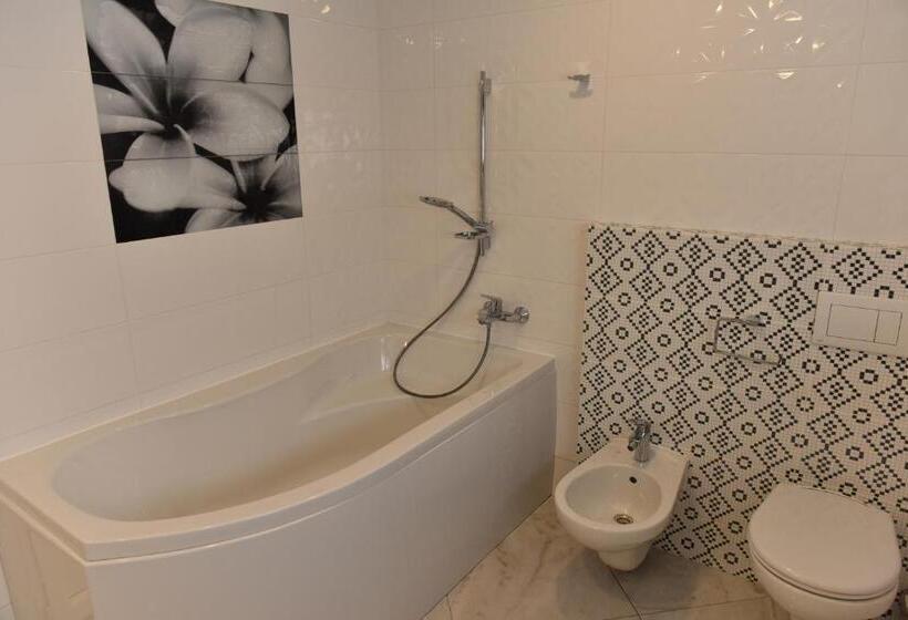 اتاق لوکس چهار تخته, Naiza   Jurmala Guesthouse