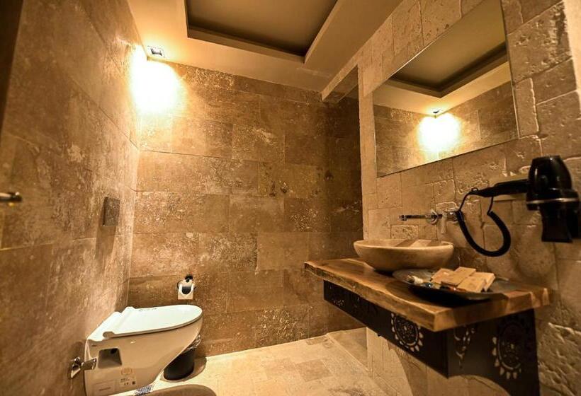 سوییت جونیور, Louis Cappadocia
