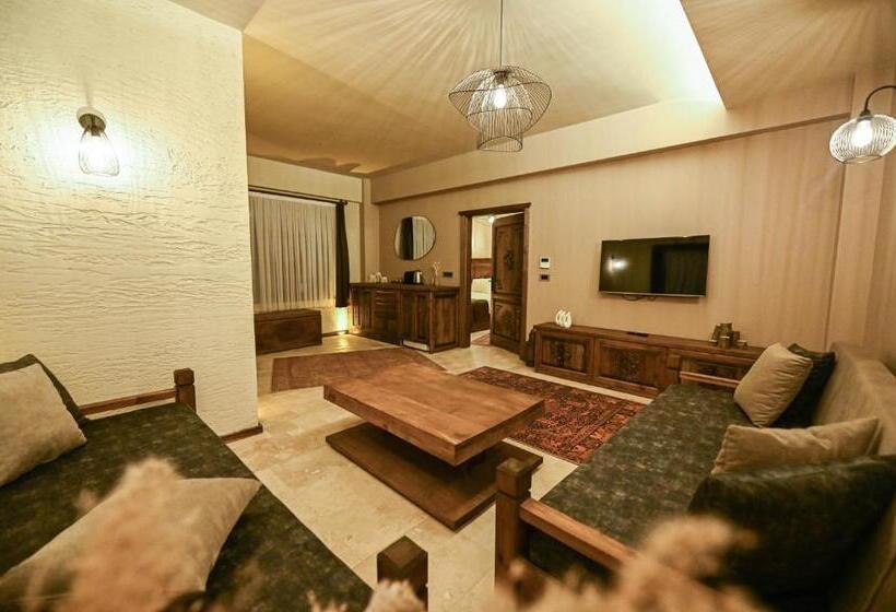 سوئیت با بالکن, Louis Cappadocia