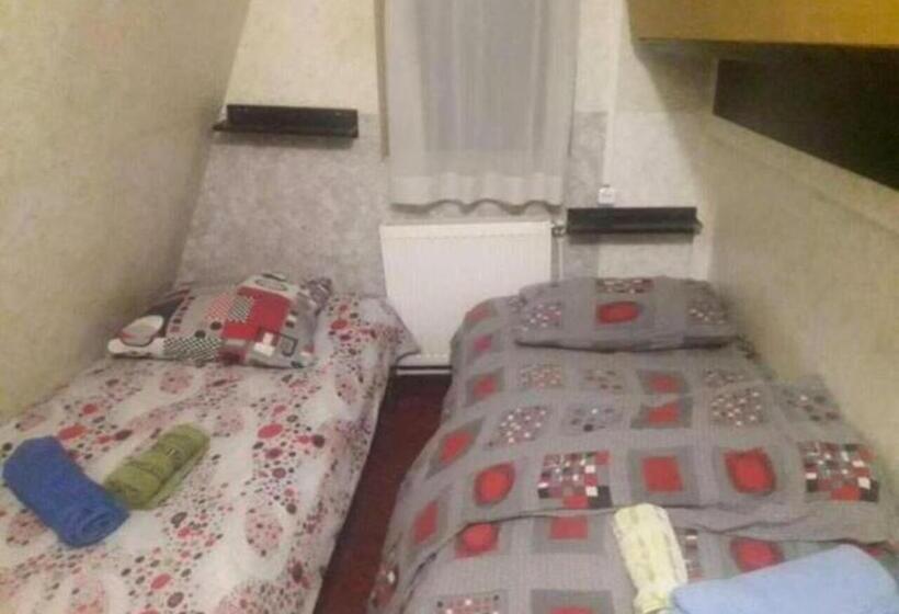 تختخواب در اتاق مشترک, Taj Hostel