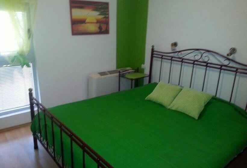 اتاق استاندارد با چشم‌انداز استخر, B&b Queen