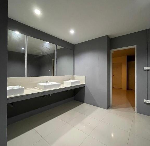 اتاق لوکس خانوادگی, Baan Pheun Hostel บ้านเพื่อน โฮสเทล