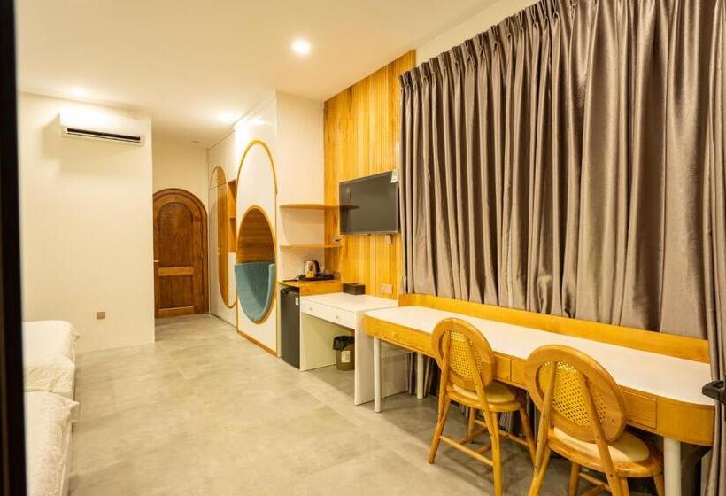 اتاق خانوادگی با چشم‌انداز باغ, Apple House & Coffee