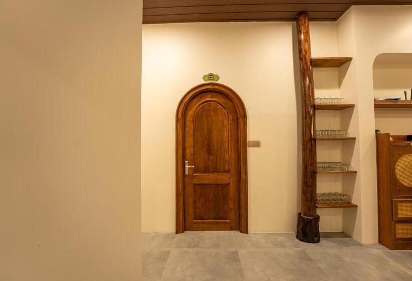 اتاق خانوادگی با چشم‌انداز باغ, Apple House & Coffee