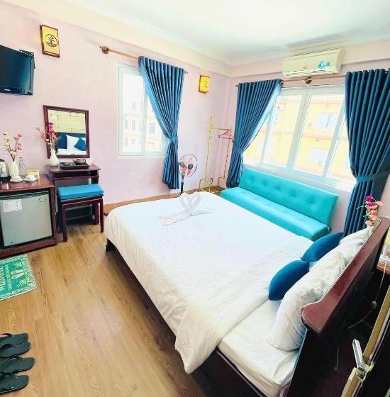 اتاق لوکس با چشم‌انداز, Hue Pink Lotus