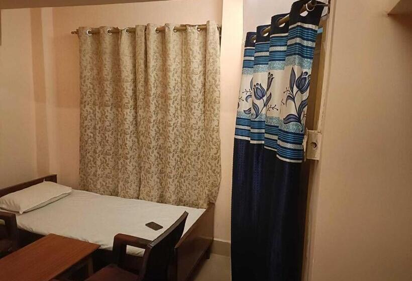 اتاق کلاسیک سه تخته, Oyo Flagship Sai Heritage Inn