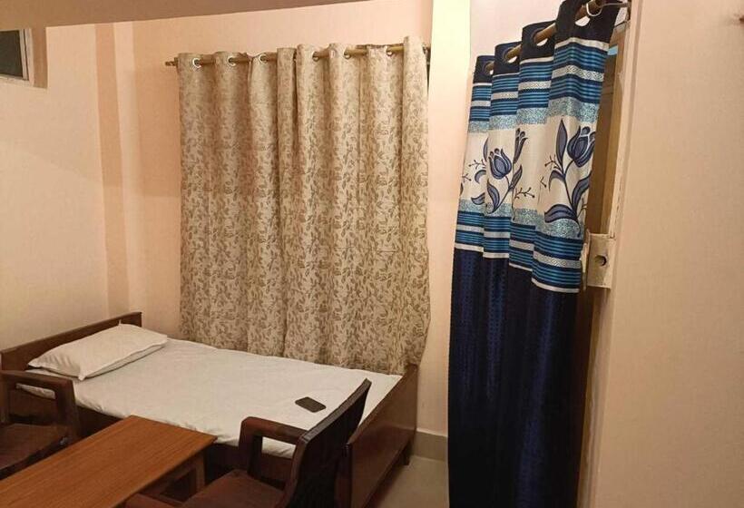اتاق کلاسیک سه تخته, Oyo Flagship Sai Heritage Inn