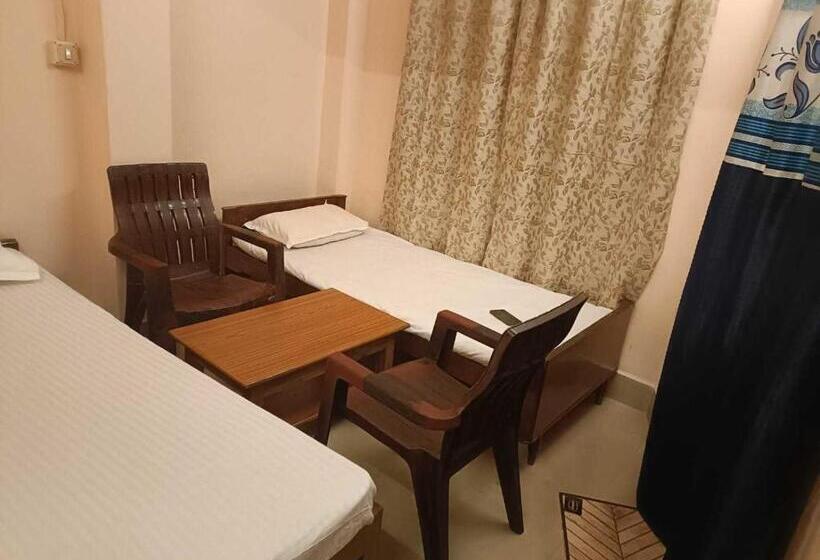 اتاق کلاسیک سه تخته, Oyo Flagship Sai Heritage Inn