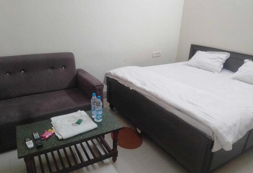 اتاق کلاسیک سه تخته, Oyo Rm Guest House