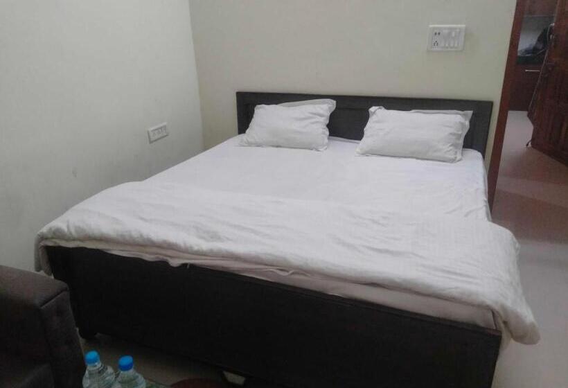 اتاق کلاسیک سه تخته, Oyo Rm Guest House