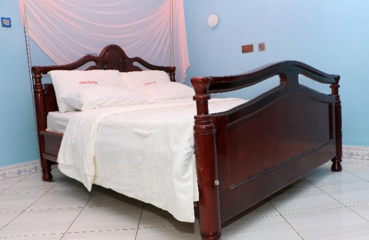 سوییت اجرایی, Primerose Hotel Mubende