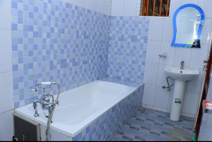 سوییت اجرایی, Primerose Hotel Mubende