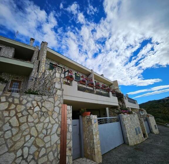 اتاق لوکس با بالکن, Villa Roxana