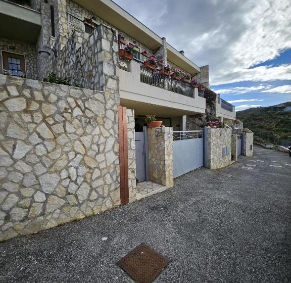 اتاق لوکس با بالکن, Villa Roxana