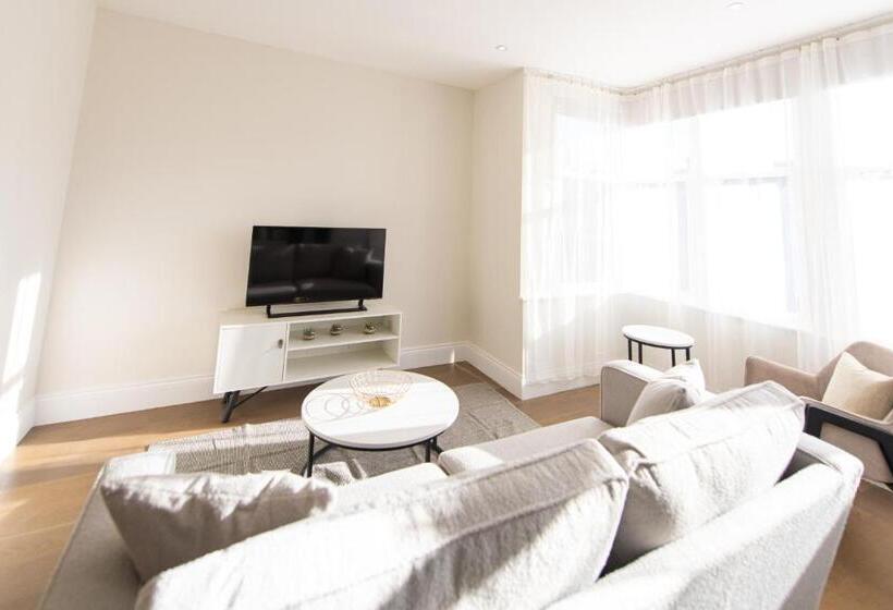 آپارتمان لوکس 1 خوابه, Ealing Residency