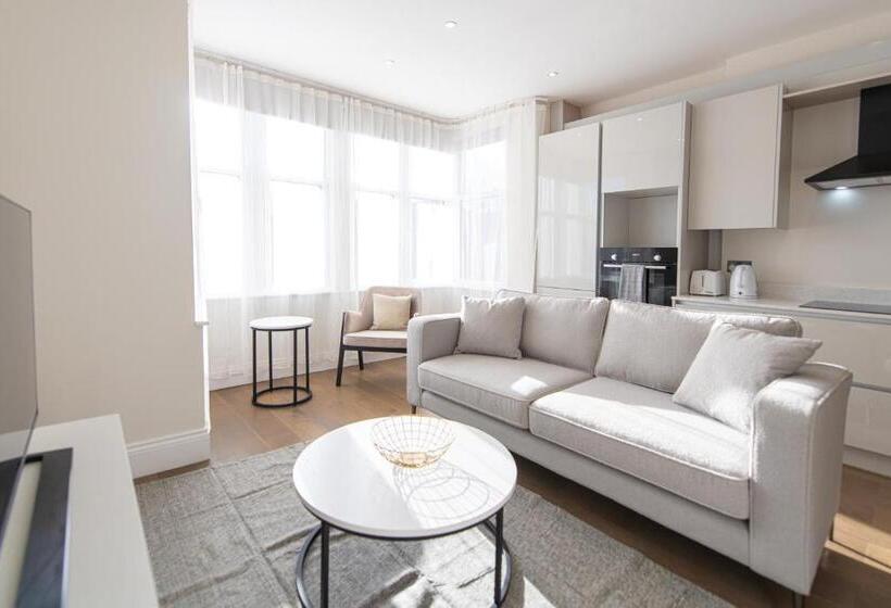 آپارتمان لوکس 1 خوابه, Ealing Residency