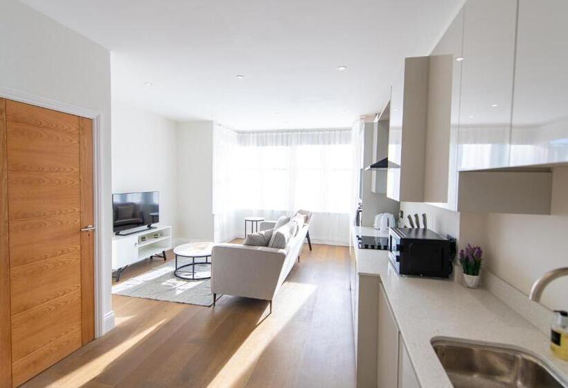 آپارتمان لوکس 1 خوابه, Ealing Residency