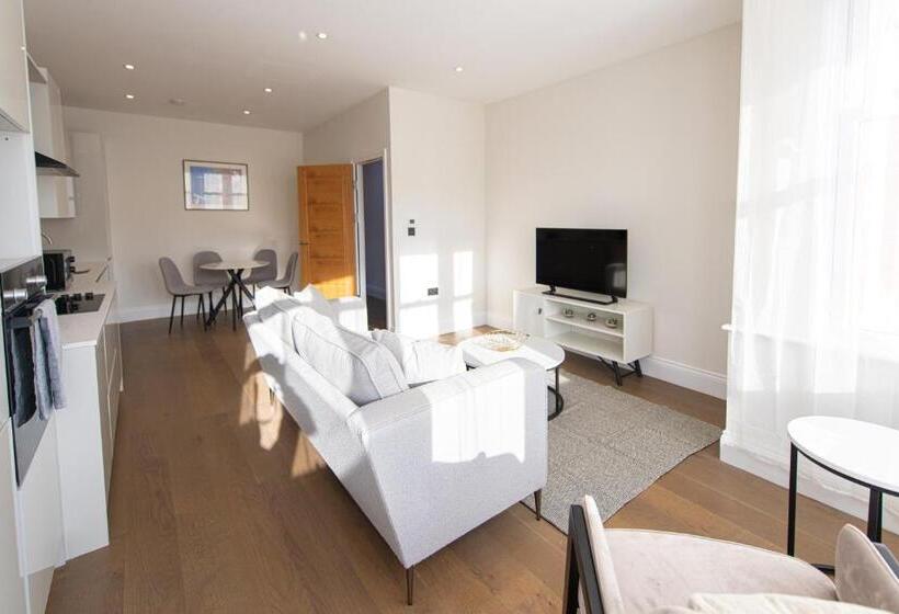 آپارتمان لوکس 1 خوابه, Ealing Residency