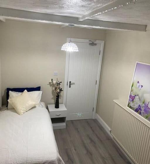 اتاق استاندارد یک نفره, Dorcas Lodge   Lovely House With High Speed Wifi And Free Parking