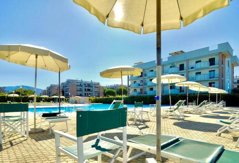 آپارتمان 2 خوابه, Isa Apartments For 4 People, 2 Bedrooms, In Residence With Swimming Pool In San Vincenzo, Just 600 M
