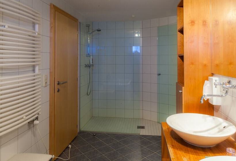 سوییت لوکس, Bio Hotel Saladina