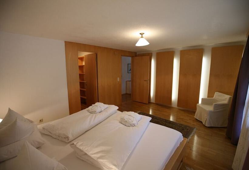 سوییت لوکس, Bio Hotel Saladina