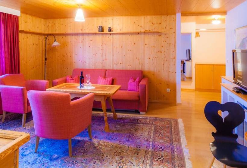سوییت لوکس, Bio Hotel Saladina