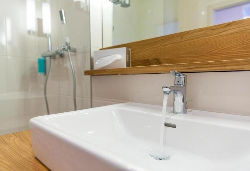 Suite with lake view, Feel Good Resort Wörthersee