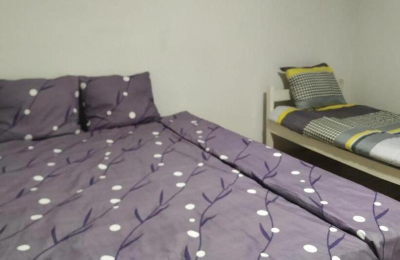 اتاق خانوادگی با چشم‌انداز کوه, Hostel Ora