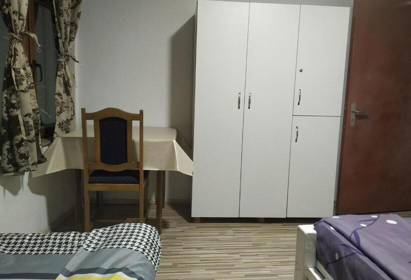 اتاق خانوادگی با چشم‌انداز کوه, Hostel Ora