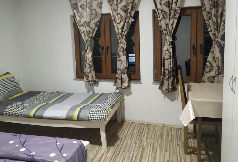 اتاق خانوادگی با چشم‌انداز کوه, Hostel Ora