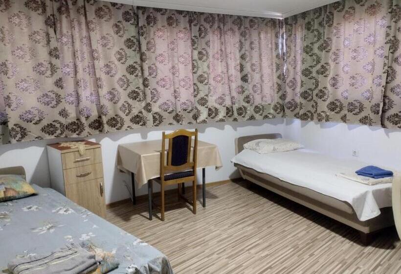 اتاق لوکس با چشم‌انداز, Hostel Ora