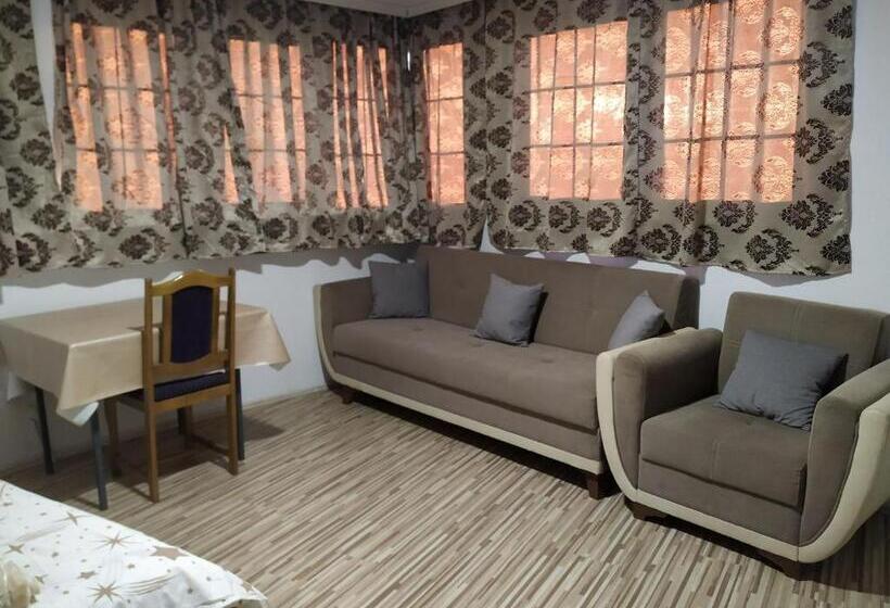 اتاق لوکس با چشم‌انداز, Hostel Ora