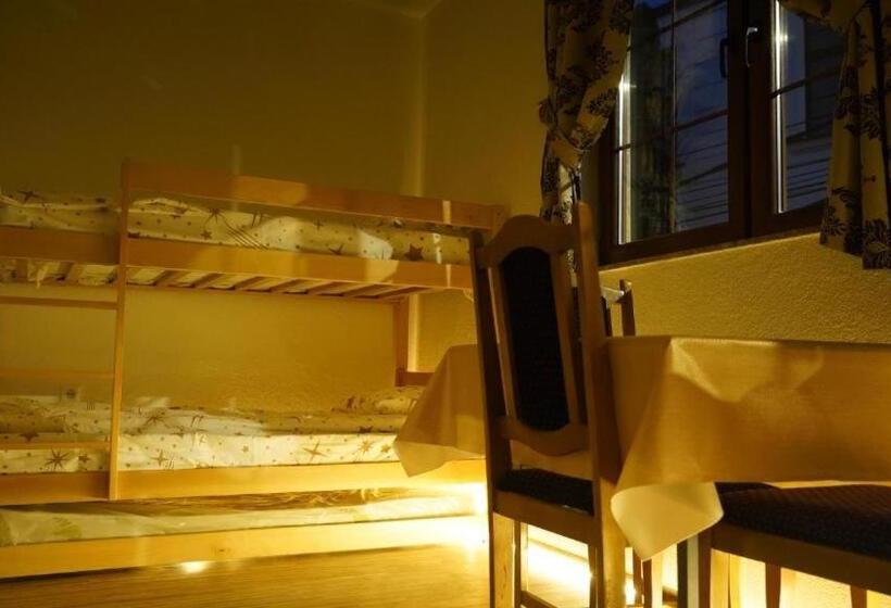 تختخواب در اتاق مشترک, Hostel Ora
