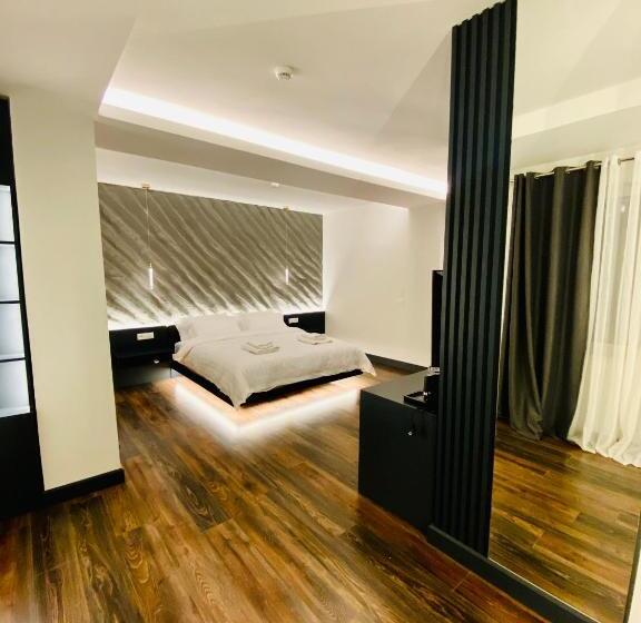 اتاق لوکس با بالکن, Tirana Central Rooms