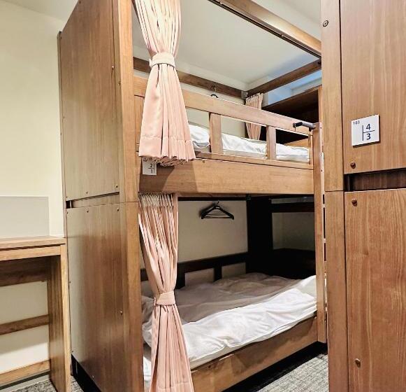 Четырехместный номер эконом класса с общей ванной комнатой, Kyoto Guesthouse Hive