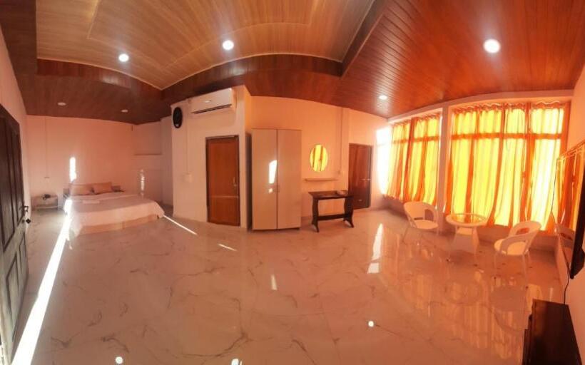اتاق لوکس, The Lushai Inn, Aizwal