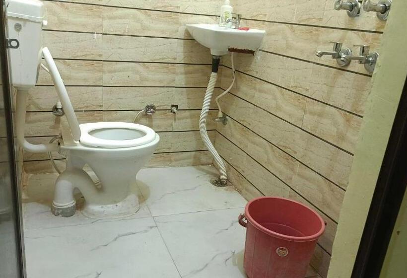اتاق کلاسیک سه تخته, Gracious Guest House