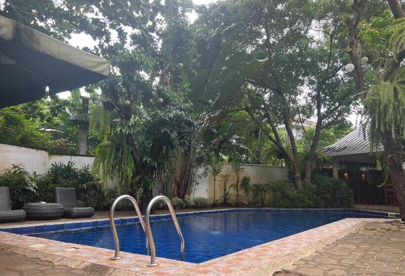 标准房带园景, Standard Room With Swimming Pool Access