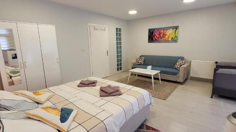 اتاق لوکس, Rooms In The Heart Of Sisli   1 Min To Metro   Shared Bathroom And Kitchen