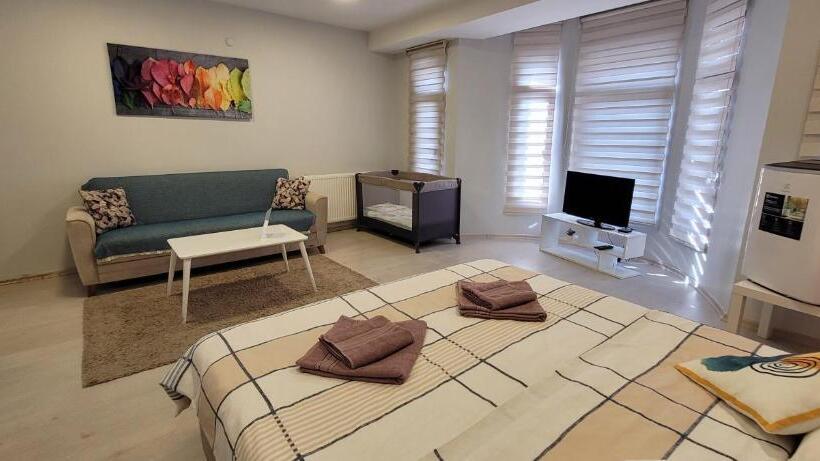اتاق لوکس, Rooms In The Heart Of Sisli   1 Min To Metro   Shared Bathroom And Kitchen