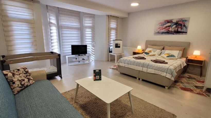 اتاق لوکس, Rooms In The Heart Of Sisli   1 Min To Metro   Shared Bathroom And Kitchen
