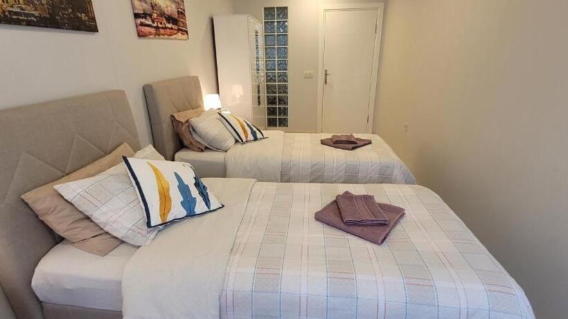 اتاق استاندارد با سرویس بهداشتی مشترک, Rooms In The Heart Of Sisli   1 Min To Metro   Shared Bathroom And Kitchen