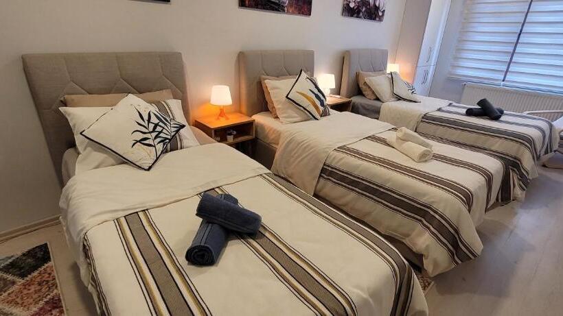 اتاق استاندارد سه تخته با سرویس بهداشتی مشترک, Rooms In The Heart Of Sisli   1 Min To Metro   Shared Bathroom And Kitchen