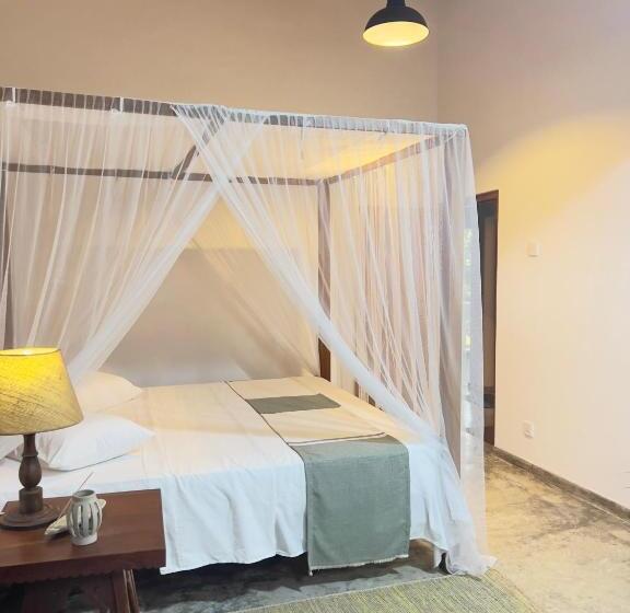 اتاق استاندارد با تخت بزرگ, Galle Fancy Guesthouse, 5 Ac Bedrooms Villa