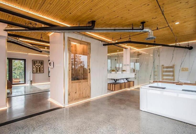 سوییت سوپریور, Luxury Bnb   Halifax Rooftop